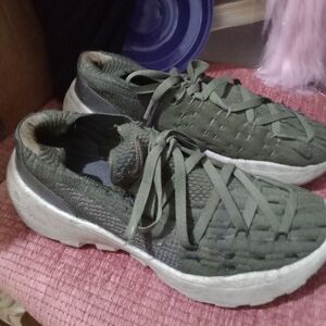 Nike Women's Sneaker's Size 10 Pre-owned.